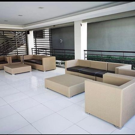 One Spatial Two Bedroom Condominium Unit With Pool And Gym Free Netflix And Wifi 일로일로 외부 사진