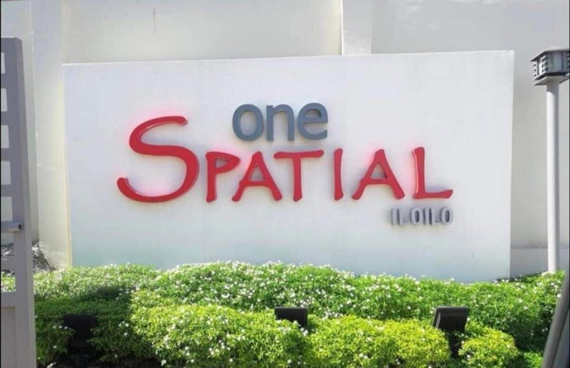 One Spatial Two Bedroom Condominium Unit With Pool And Gym Free Netflix And Wifi 일로일로 외부 사진