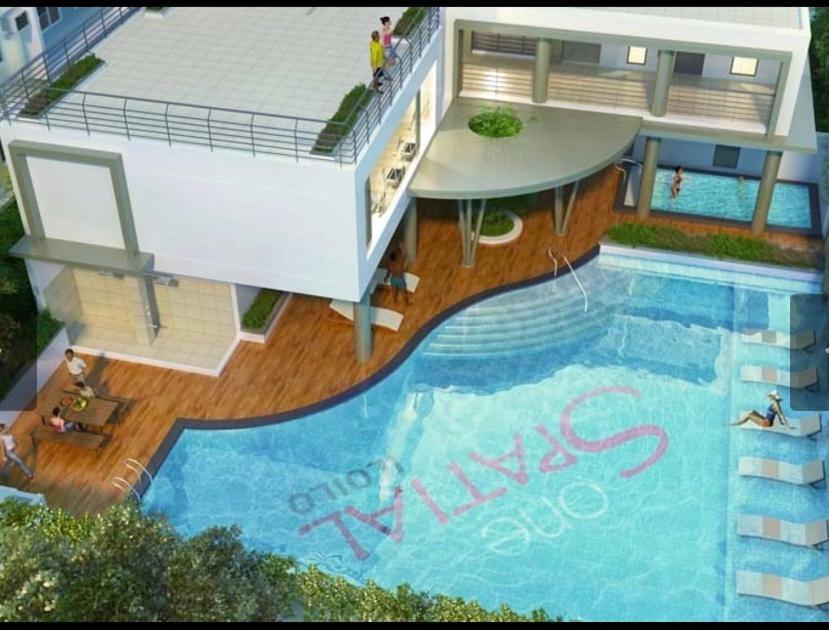 One Spatial Two Bedroom Condominium Unit With Pool And Gym Free Netflix And Wifi 일로일로 외부 사진