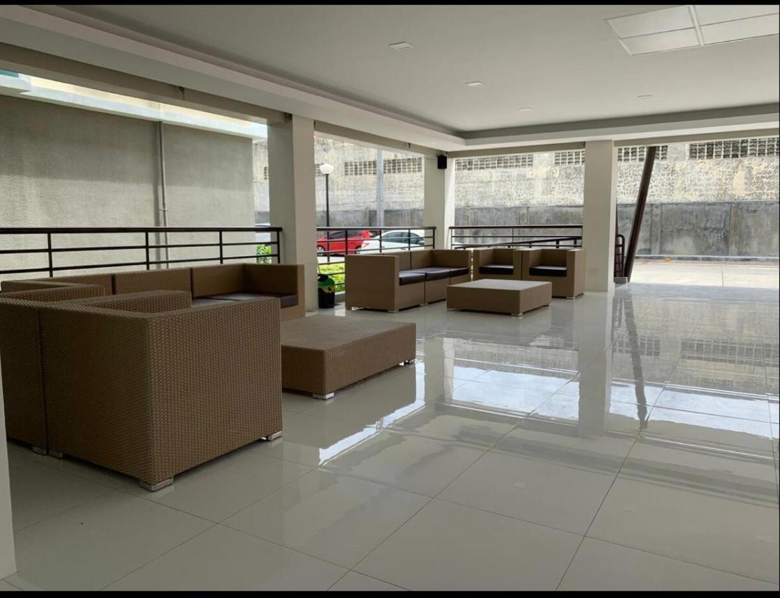 One Spatial Two Bedroom Condominium Unit With Pool And Gym Free Netflix And Wifi 일로일로 외부 사진