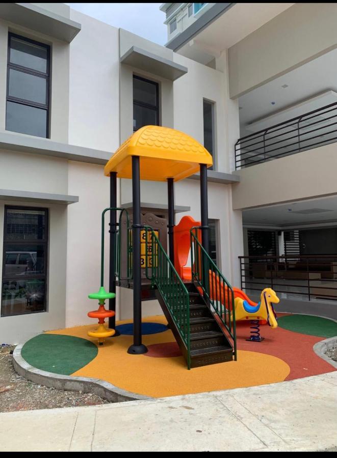 One Spatial Two Bedroom Condominium Unit With Pool And Gym Free Netflix And Wifi 일로일로 외부 사진