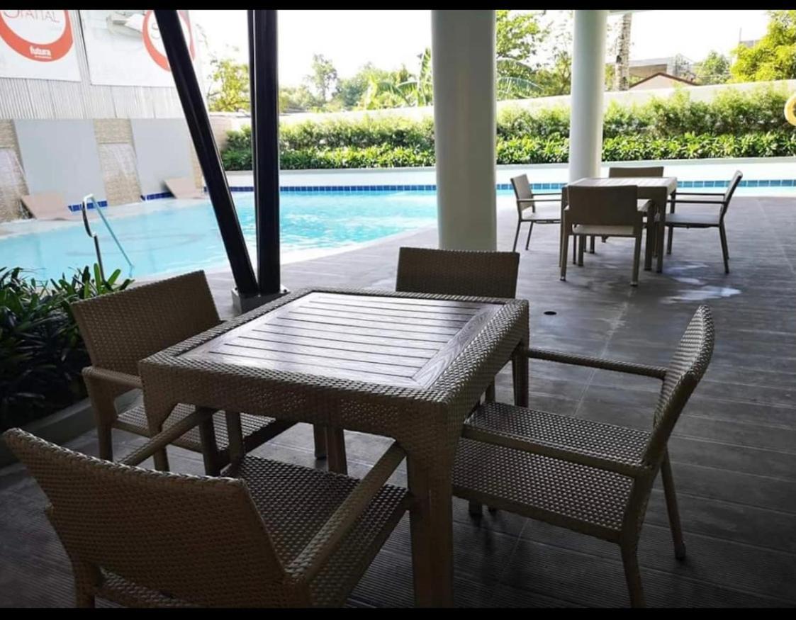 One Spatial Two Bedroom Condominium Unit With Pool And Gym Free Netflix And Wifi 일로일로 외부 사진