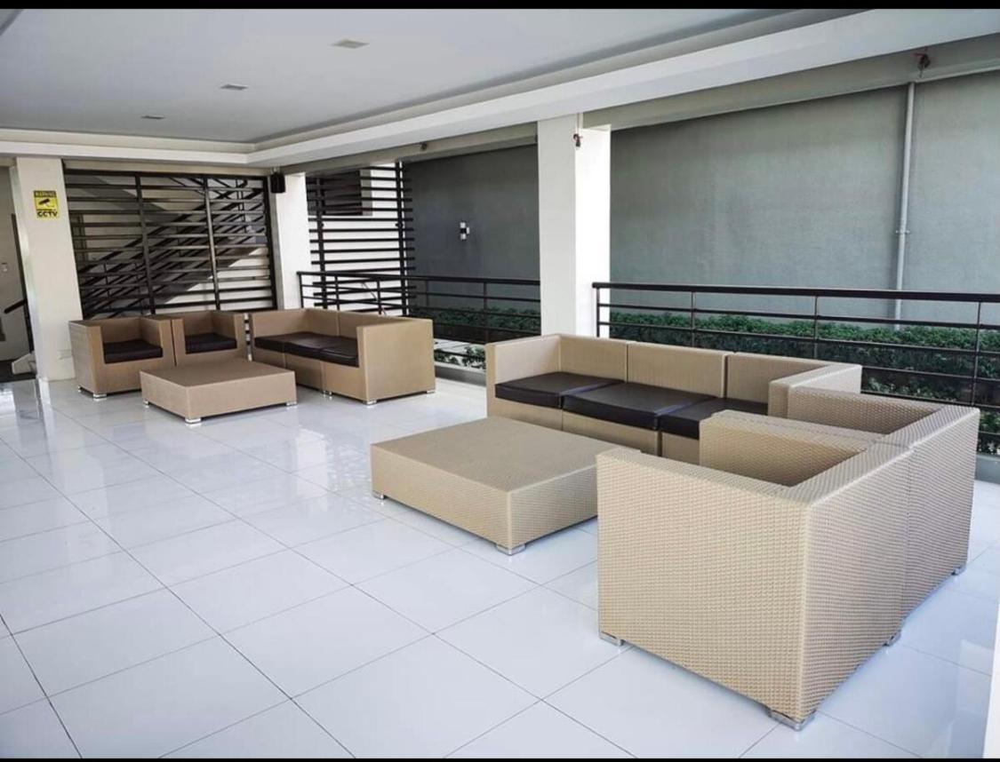 One Spatial Two Bedroom Condominium Unit With Pool And Gym Free Netflix And Wifi 일로일로 외부 사진