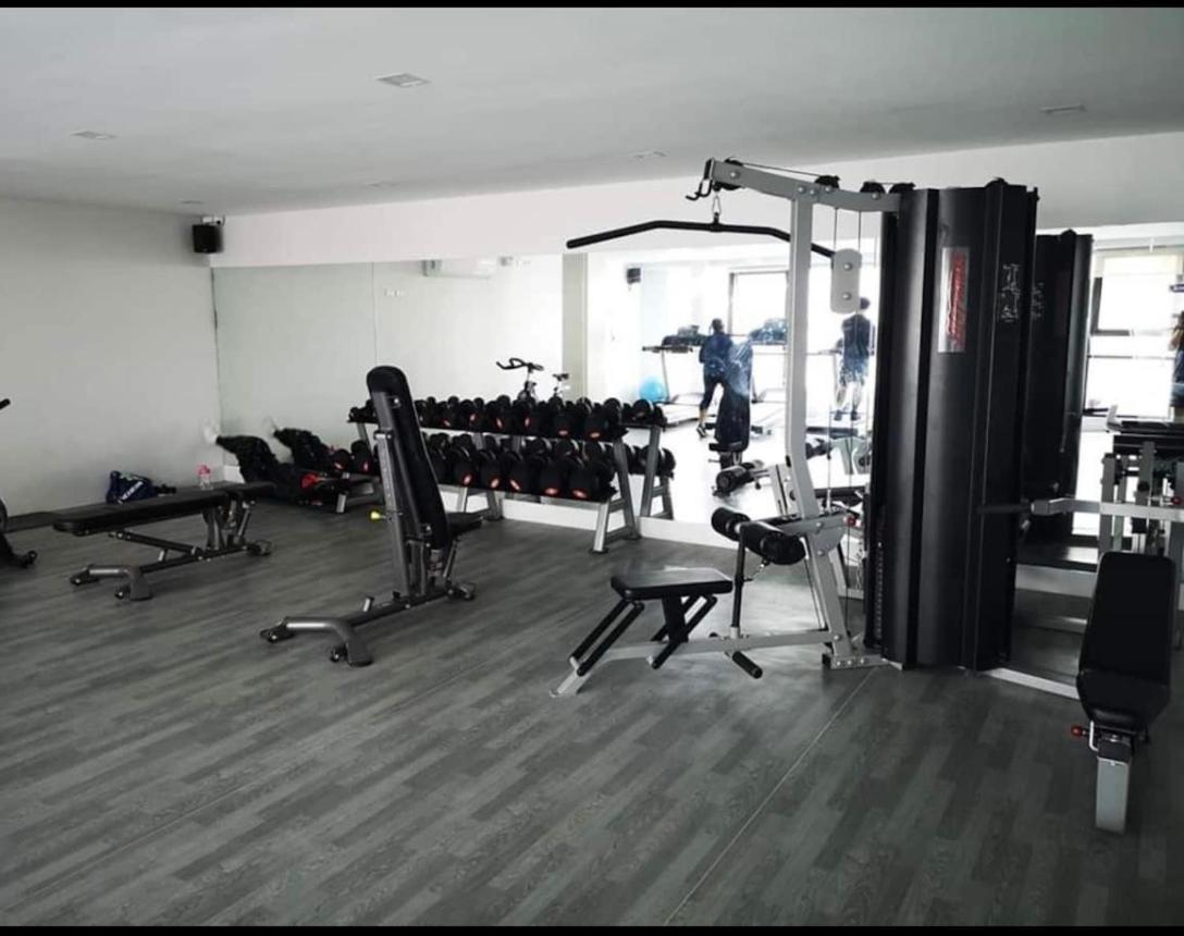 One Spatial Two Bedroom Condominium Unit With Pool And Gym Free Netflix And Wifi 일로일로 외부 사진