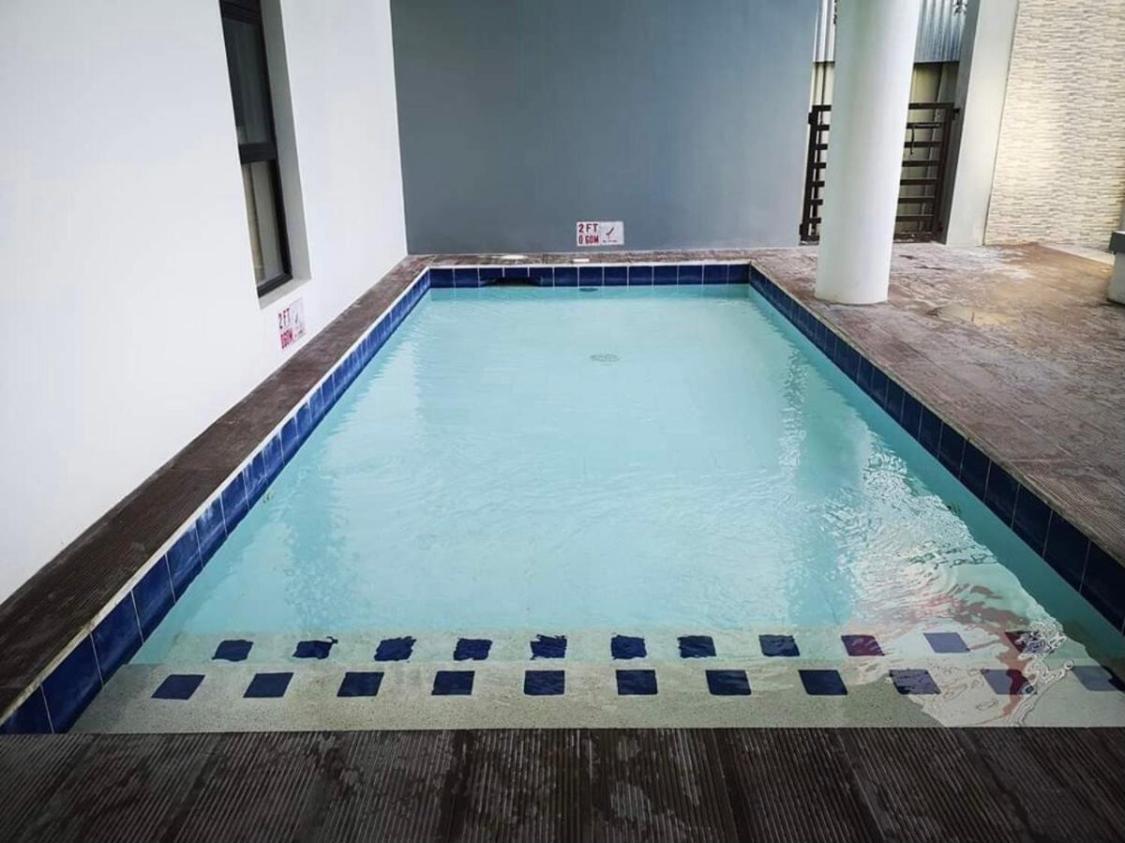 One Spatial Two Bedroom Condominium Unit With Pool And Gym Free Netflix And Wifi 일로일로 외부 사진