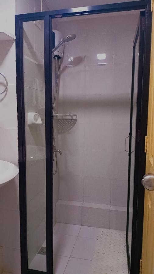 One Spatial Two Bedroom Condominium Unit With Pool And Gym Free Netflix And Wifi 일로일로 외부 사진