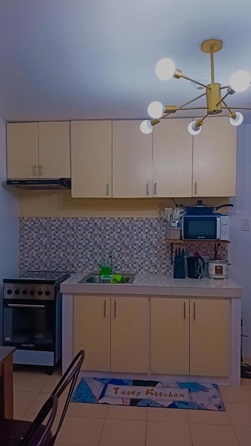 One Spatial Two Bedroom Condominium Unit With Pool And Gym Free Netflix And Wifi 일로일로 외부 사진