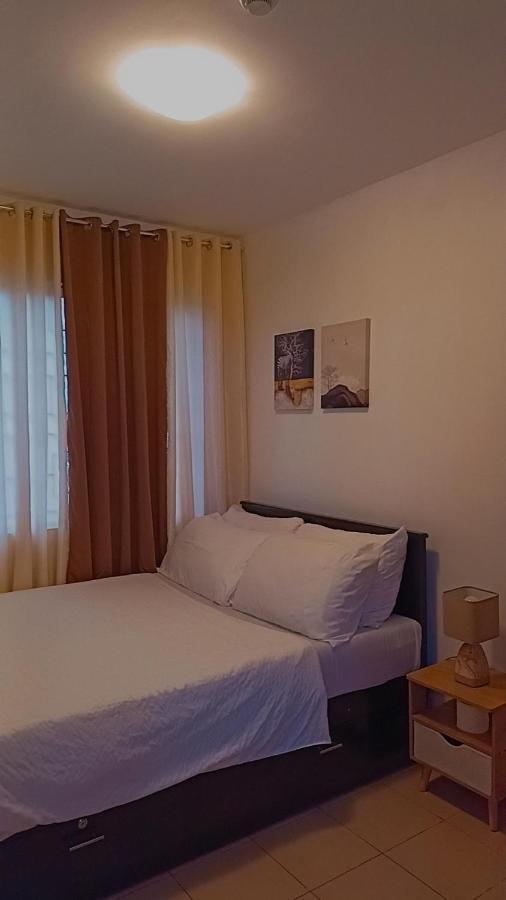 One Spatial Two Bedroom Condominium Unit With Pool And Gym Free Netflix And Wifi 일로일로 외부 사진